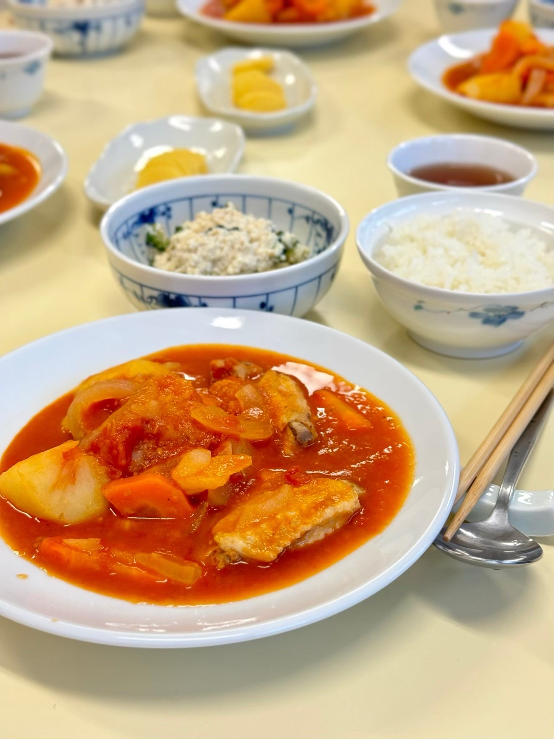 鶏手羽中とじゃがいものトマトシチュー / ゴーヤとベーコンの白和え
