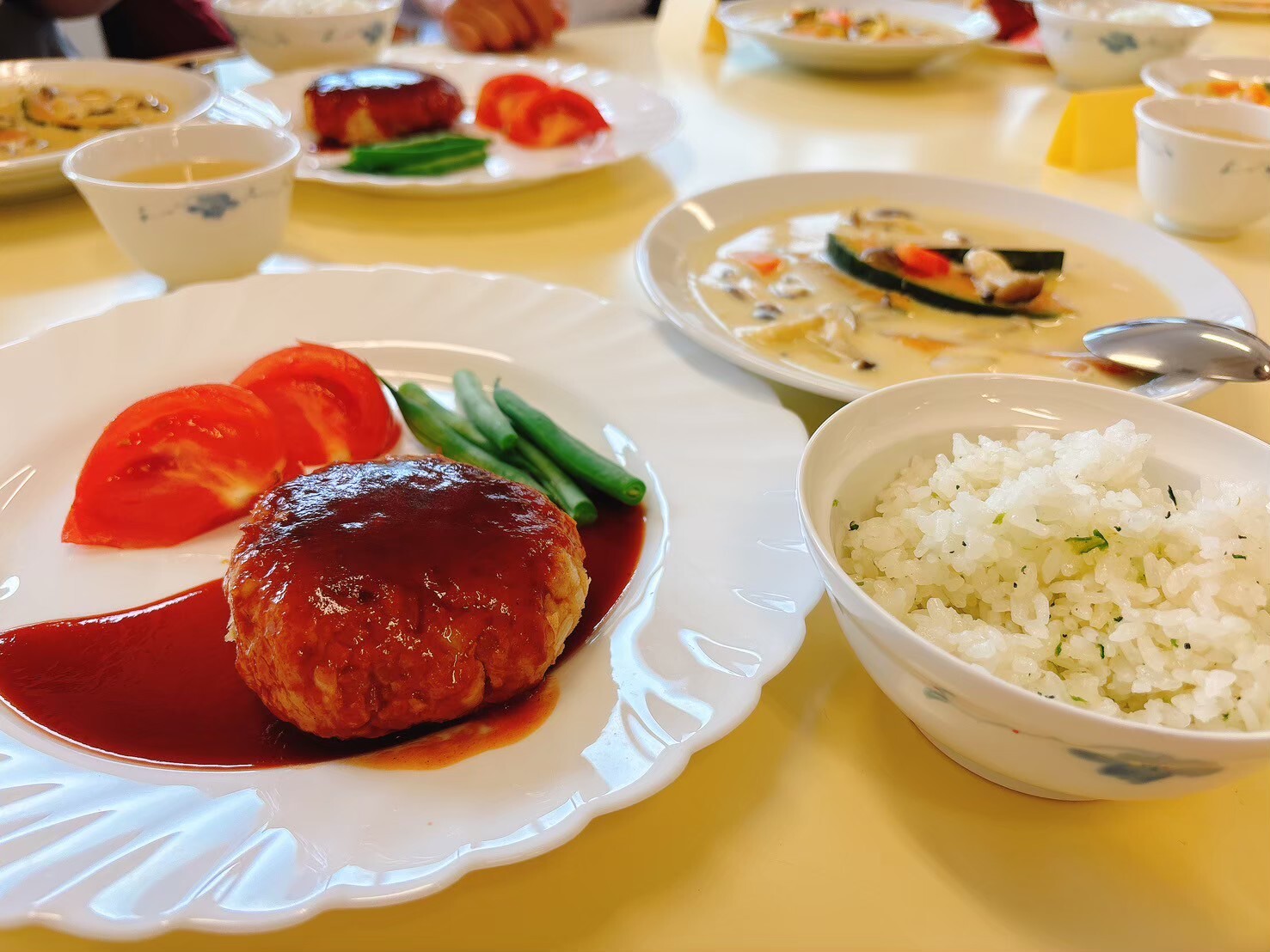 大豆ミートの本格ハンバーグ / 豆乳のとろ〜りシチュー