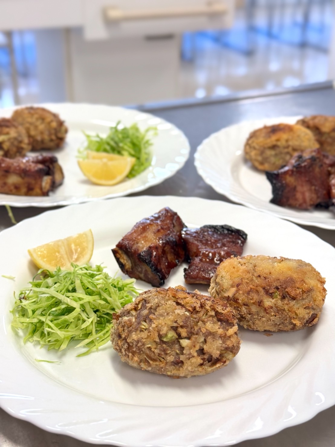 スペアリブのあぶり焼き / サクシャキカリなメンチカツ