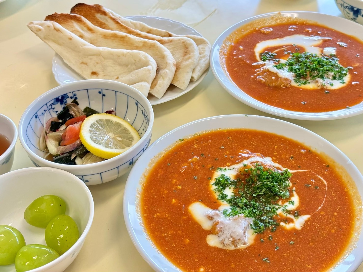 大豆入りバターチキンカレー / トマトとわかめとタコのさっぱり和え
